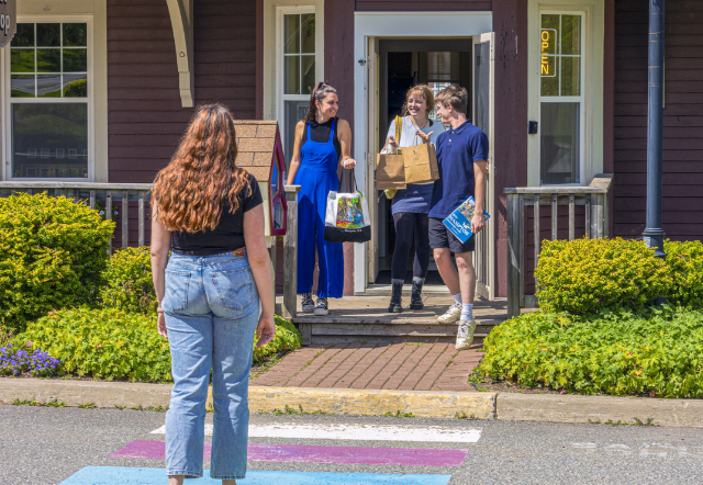 VIC_20230822_Shoppers Outside (2)